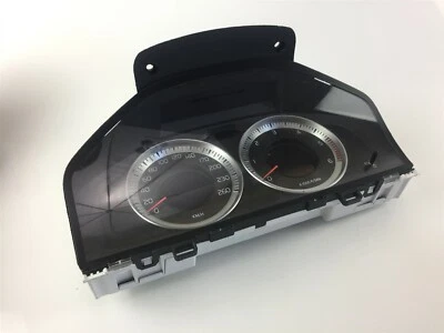 Z1992 VOLVO SPEEDOMETER INSTRUMENT CLUSTER 31343325AA - Image 1 of 4