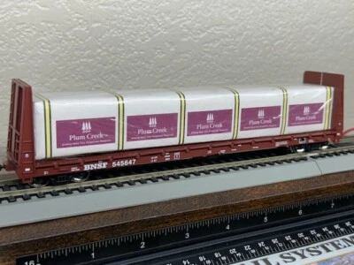 BNSF - 60 ft BULKHEAD LUMBER w/PLUM CREEK FOREST  - CUSTOM LOAD HO SCALE NEW - Image 1 of 4