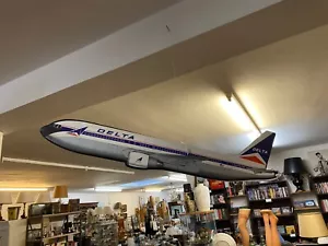 MAQUETTE AVION PUBLICITAIRE COMPAGNIE DELTA EN CARTON A SUSPENDRE - Imagen 1 de 7