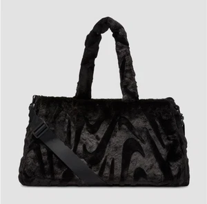 Nike NSW Faux Fur Women’s Lifestyle Tote Bag Black One Size - New - FZ1323-010 - Picture 1 of 4