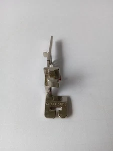 Pie de ojal genuino Pfaff #51016 con vástago bajo calibre (?) Máquina de coser - Imagen 1 de 7