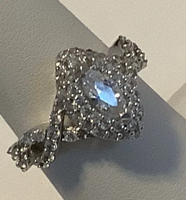 Anillo de vástago retorcido talla 7 (1159) corte marqués circonita rodeada de circonitas Foto 1 de 4