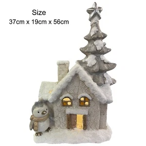 Casa natalizia molto grande innevata illuminata con figura di pinguino (NFY180158-56) - Foto 1 di 1