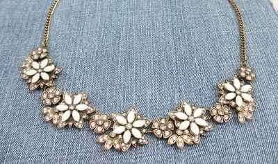 Collar babero estilo vintage floral llamativo cristales de estrás opalescentes blancos Foto 1 de 4