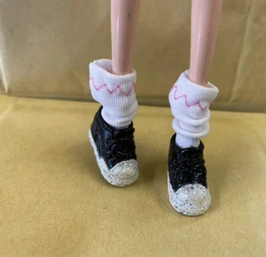 Hochwertige schwarz weiß funkelnd flache Outdoorschuhe Trainersocken für Puppen - Bild 1 von 3