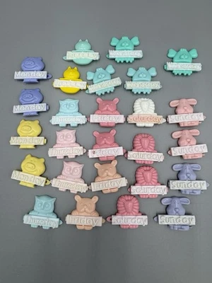 Pinzas para el cabello vintage de plástico apretado a presión días de la semana Foto 1 de 4