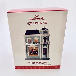Hallmark 2017 Hall Bro's Card Shop Ornament Andenken Ecken Nastolgie Haus Neu - Bild 1 von 3