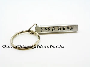 PAPA BEAR - Individueller handgestempelter Aluminium Bar Schlüsselanhänger. - Bild 1 von 4