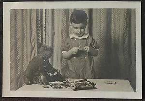 Bambino con grande orsacchiotto gioca con giocattoli studio fotografia - Foto 1 di 2