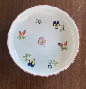 Villeroy and Boch Petite Fleur 4.5" x 1" Floral Quiche Custard Individual Dish - Picture 1 of 5
