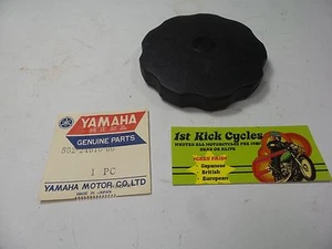 NOS YAMAHA SNOWMOBILE  802-24610-00 FUEL CAP ASSEMBLY SL351 - Imagen 1 de 3