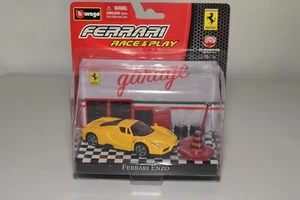 V 1:43 BBURAGO BURAGO RACE&PLAY GARAGE FERRARI ENZO AMARILLO DIORAMA SIN USAR... - Imagen 1 de 3