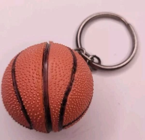 Llavero llavero bolsa con dije de pelota de plástico de baloncesto callejero al aire libre de colección años 90 - Imagen 1 de 3