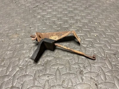 1967 68 69 70 71 1972 福特卡车 F100 电池固定支架到挡泥板 — 第 1/4 张图片