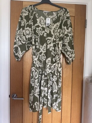 Woman’s Papay Green/cream Dress NWTS Size 20 - Image 1 of 4