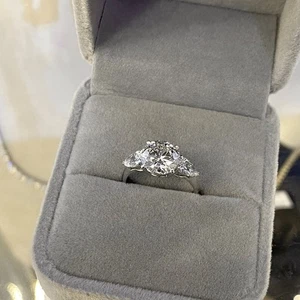 Alianza de diamantes cultivados en laboratorio con certificación IGI de corte redondo de 2,60 quilates platino 950 - Imagen 1 de 13