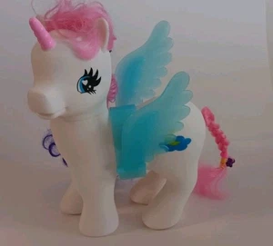 My Little Pony groß 9 Zoll weißes Einhorn Hasbro Regenbogen rosa Haare blau Spielzeug Flügel  - Bild 1 von 7