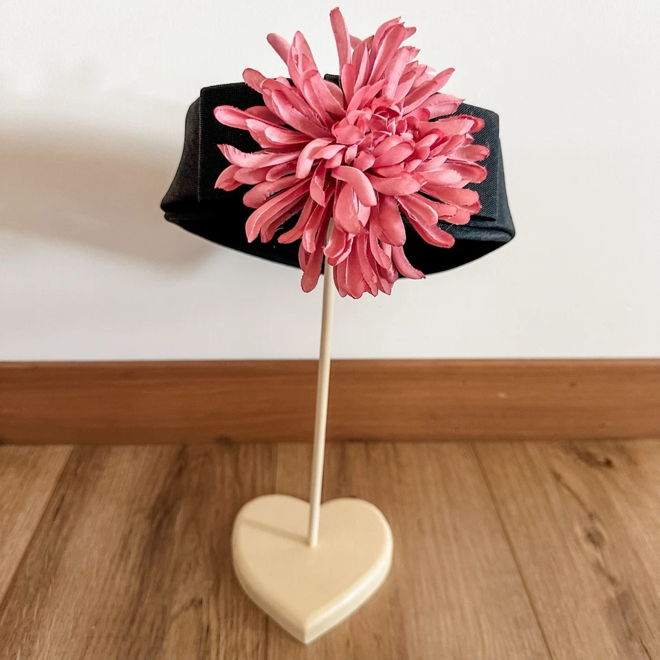 Antigo 50’s Feminino Pillbox Chapéu Fascinador Tecido Preto Flor Rosa Funeral - Imagem 1 de 4