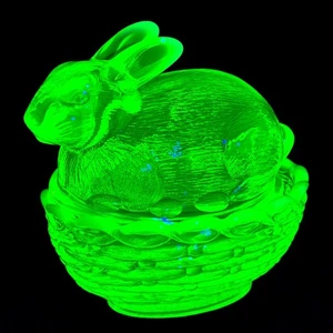 Vintage grüne Vaseline Uranglas Hase Kaninchen auf Nest Deckel Bonboniere UV leuchtet - Bild 1 von 13
