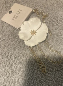 white flower necklace - Picture 1 of 2