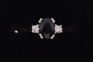 Wunderschöner 14 Karat Weißgoldring mit Diamanten und intensiver Saphir - Bild 1 von 4