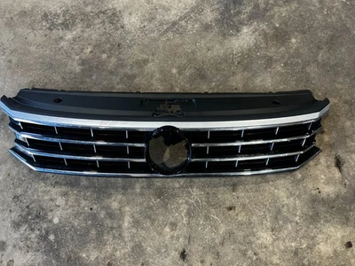 2016 - 2018 OEM VW VOLKSWAGEN PASSAT FRONT UPPER GRILLE 561853653C Foto 1 de 4
