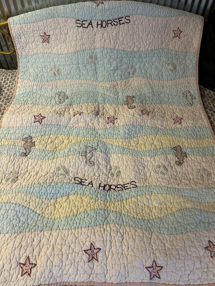 Детская кроватка Pottery Barn стеганое одеяло морские коньки рыба морская звезда приглушенные пастельные цвета - Изображение 1 из 4