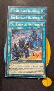 DOOD-DE068 Tri-Brigadenhammer x3 Super Rare 1. Auflage YuGiOh Playset - Bild 1 von 3