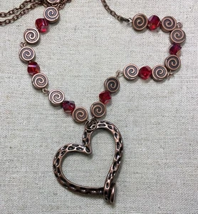 Collar Corazón - Cadena 26”, Piezas Cicladas, Tono Cobre, Cuentas de Vidrio Rojo, Amor - Imagen 1 de 5