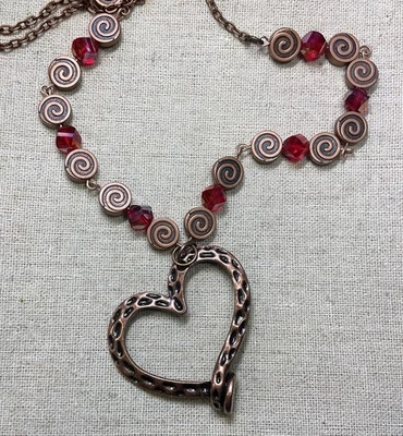 Collar Corazón - Cadena 26”, Piezas Cicladas, Tono Cobre, Cuentas de Vidrio Rojo, Amor Foto 1 de 4