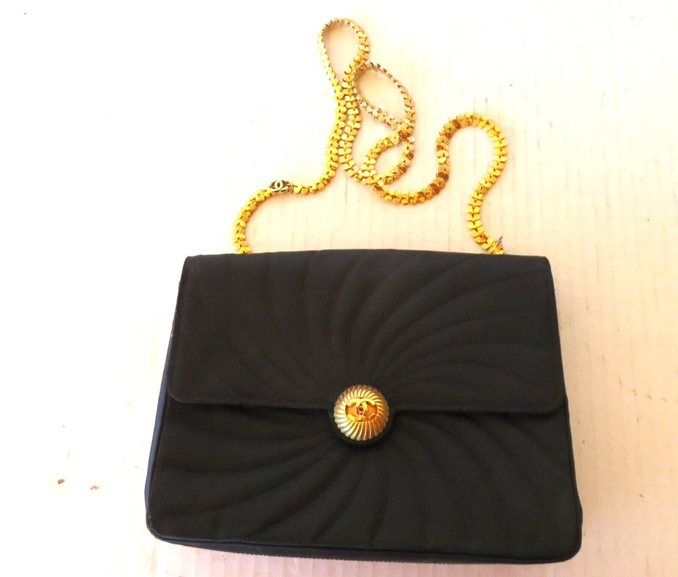 Chanel CC 1986 acolchado satinado pequeño bolso de hombro bolso sin asas vintage Foto 1 de 4