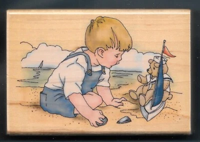 SELLO DE GOMA NIÑO PLAYA BARCO MARINERO CONCHA MARINA ARENA PAISAJE INKADINKADO madera 9078 Foto 1 de 3