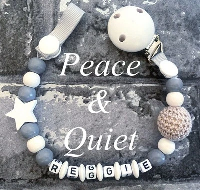 PEACE & QUIET Schnullerclip aus Holz | Schnullerclip | grau-weiß | Stern | Schnullerkette | Geschenk