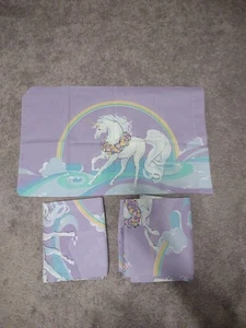 Vintage Einhorn Regenbogen junggeblieben lila 80er Twin flaches Laken, Spannbetttuch & Kissen - Bild 1 von 6
