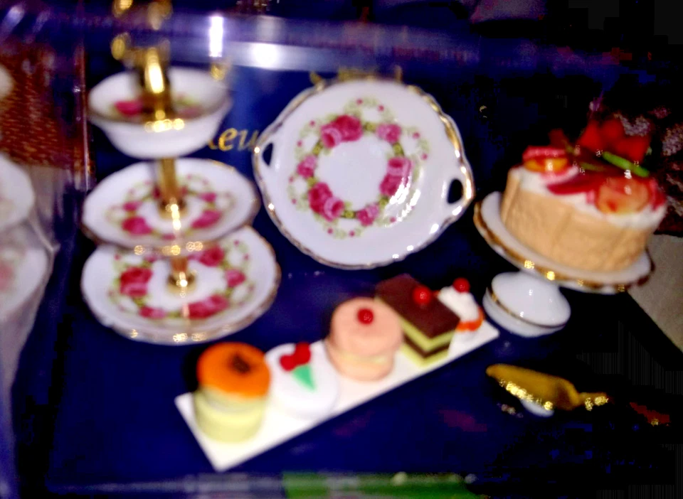 (R 2)Reutter Porzellan für die Puppenstube Nachtischset Rosenband - Bild 1 von 1