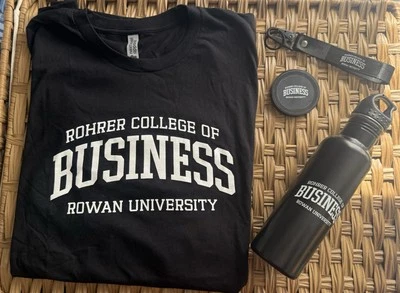 Camiseta 4 piezas Rowan Univ College Of Business XL, botella de agua, cordón de muñeca, cargador Foto 1 de 2
