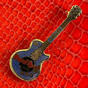 CHICAGO USA🎸Hard Rock CAFE®HRC PIN🎸Blue Gibson Guitar RED LETTERS BLACK LOGO🎗 - Picture 1 of 4