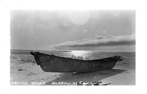 Esquimales Omiak Barco Océano Ártico Playa Escena Carretilla, Postal De Colección Años 50 RPPC - Imagen 1 de 2