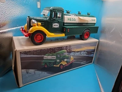 Camión/banco de gasolina Hess vintage verde oscuro y amarillo con ruedas rojas caja incluida Foto 1 de 4