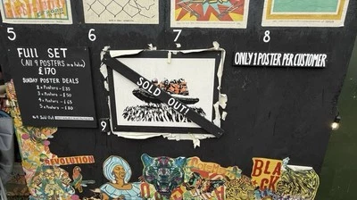 Juego completo de impresiones de Glastonbury 1-9 incluyendo cartel de barco de migrantes Banksy 2025 Foto 1 de 4