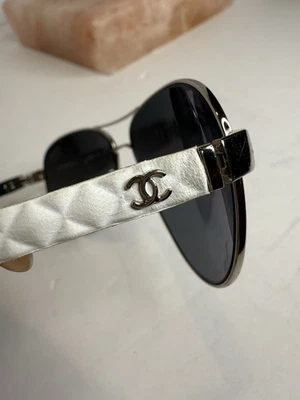 Chanel 4204-Q поляризованный авиатор выстеганные солнцезащитные очки Серебряный белый кожаный чехол сумка - Изображение 1 из 4