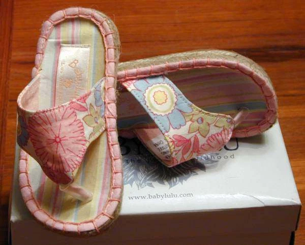 Nuevo en caja Nuevo BABY LULU DIFÍCIL DE ENCONTRAR Bonita Primavera Margarita Tanga Puntera Sandalias Chanclas Zapatos 6 5 Foto 1 de 1