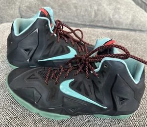 NIKE LEBRON XI (GS) SCHWARZ/KARMESINROT GLASUR GRÖSSE 6Y/DAMEN 8 [621712-004] - Bild 1 von 8