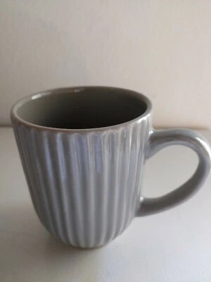 Taza de café esmaltada de gres ondulado gris gris GRAYDON HALL  Foto 1 de 4