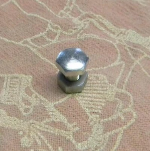 PERNOS DE MONTAJE DE GUARDABARROS DELANTERO TRIUMPH DOMED 1/4X26 CON TUERCA DE CORTE EN BARRA - Imagen 1 de 1