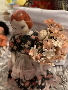 Ruth Gibbs Porzellankopf Puppe alles original ihr großer Blumenstrauß am Kleid - Bild 1 von 5