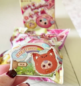 Baby Three Plüsch Sammlerstück - Brandneu in Box - Kawaii Limited Edition Neu im Karton - Bild 1 von 8
