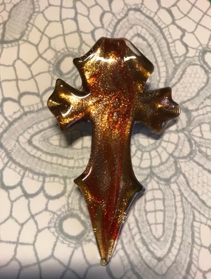 HERMOSA CRUZ GRANDE DE CRISTAL DE MURANO ESTILO GÓTICO CON ARENA DORADA Y ARENA ROJA Foto 1 de 2