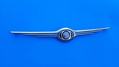 01 02 03 04 CHRYSLER TOWN & COUNTRY PARRILLA DELANTERA EMBLEMA INSIGNIA SÍMBOLO USADO OEM B4 Foto 1 de 4