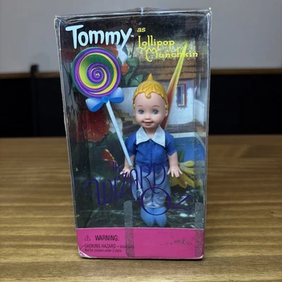 Tommy como Lollipop Munchkins 1999 El Mago de Oz Barbie Mattel No. 25819 NOS Foto 1 de 4